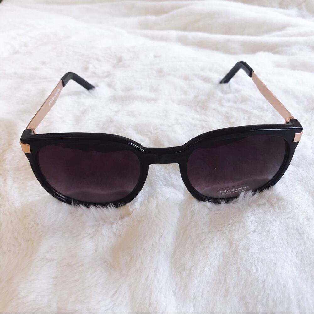 Isabel Black Round Fashion Sunglasses - Picture 5 of 9